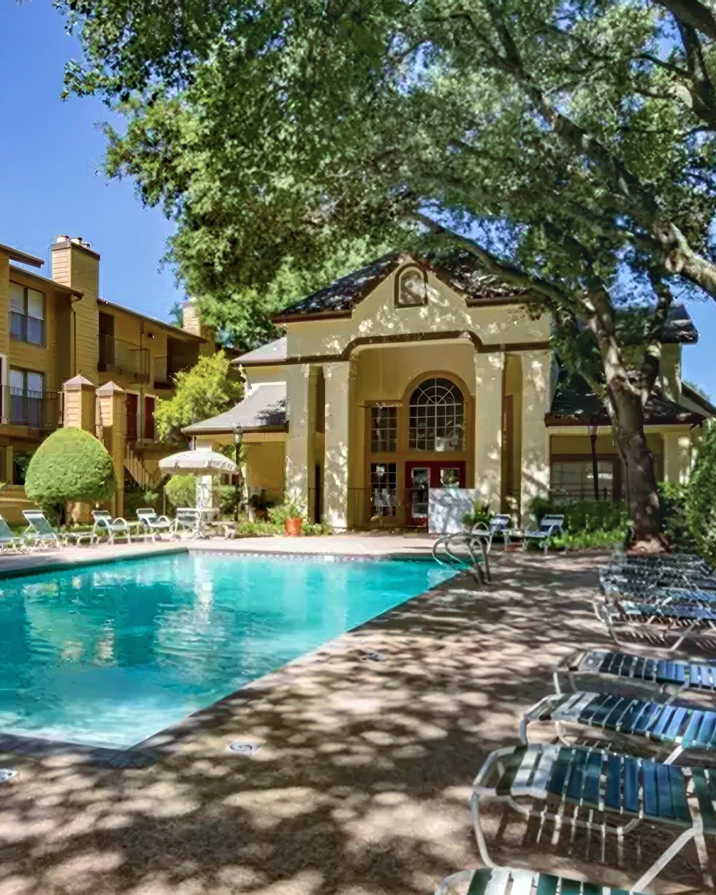 Pool courtyard and clubhouse at Regal Court apartments in Dallas